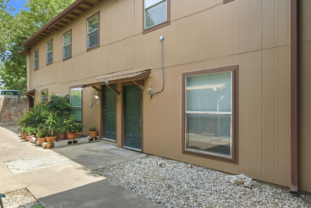 2319 Greenfield Pkwy - Photo 1