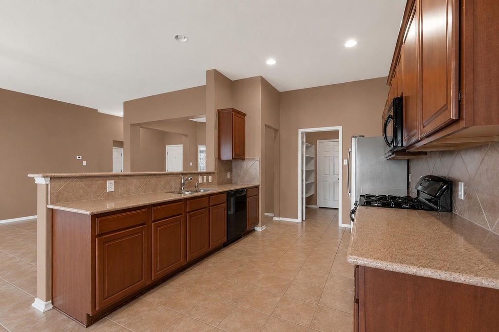 354 Camelia Pkwy - Photo 4