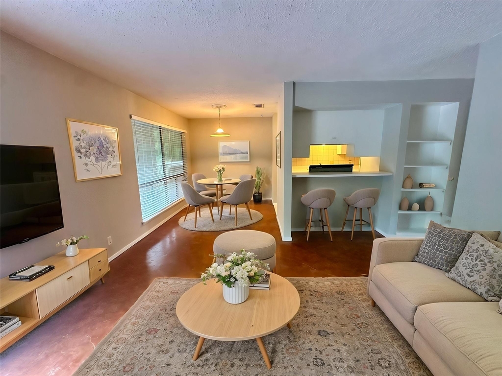 500 E Riverside Dr - Photo 0
