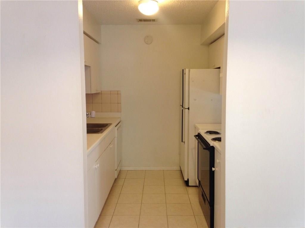 500 E Riverside Dr - Photo 2