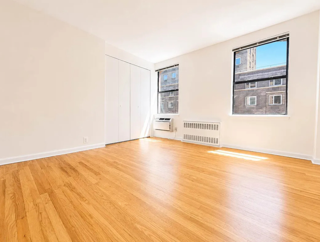 East 12th Street - Photo 9