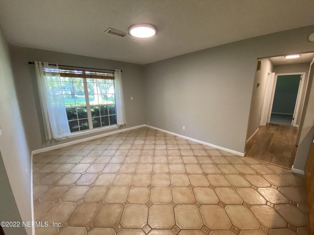1301 Kings Road - Photo 7
