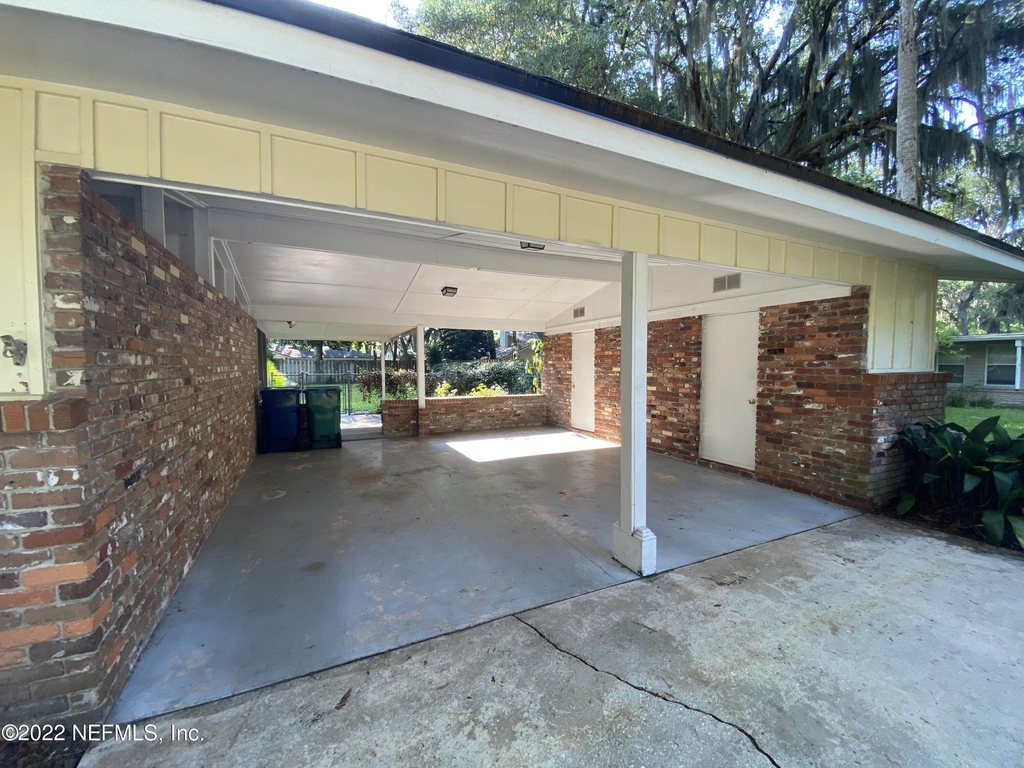 1301 Kings Road - Photo 2