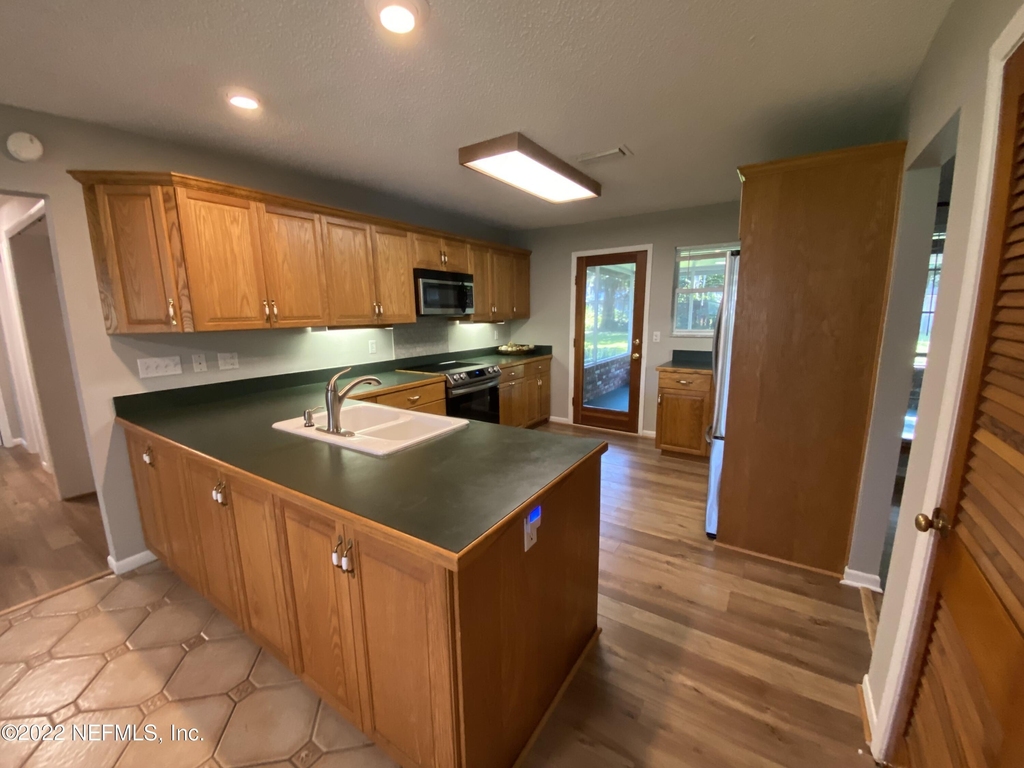 1301 Kings Road - Photo 5