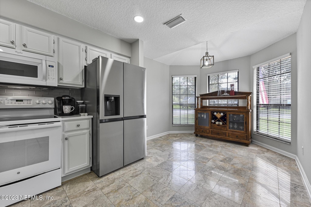 9126 Trevi Circle W - Photo 6