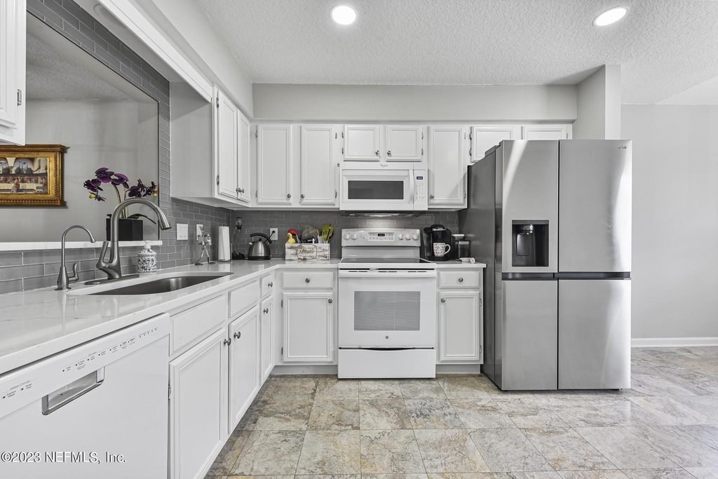 9126 Trevi Circle W - Photo 5
