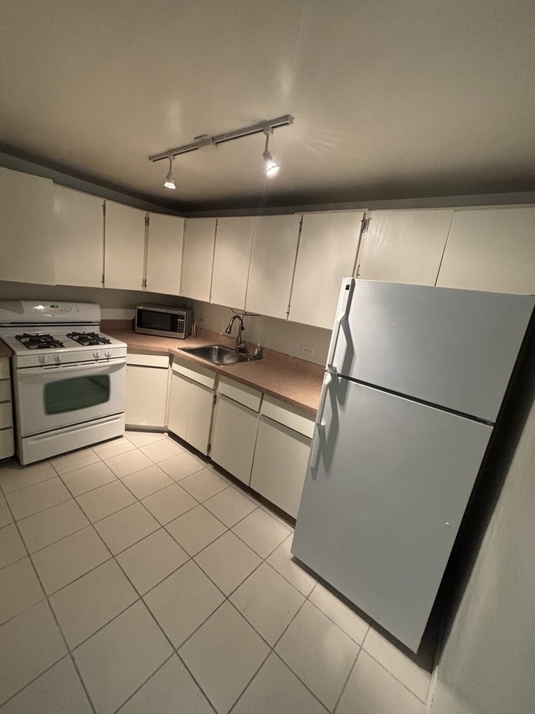 253 E Delaware Place - Photo 1