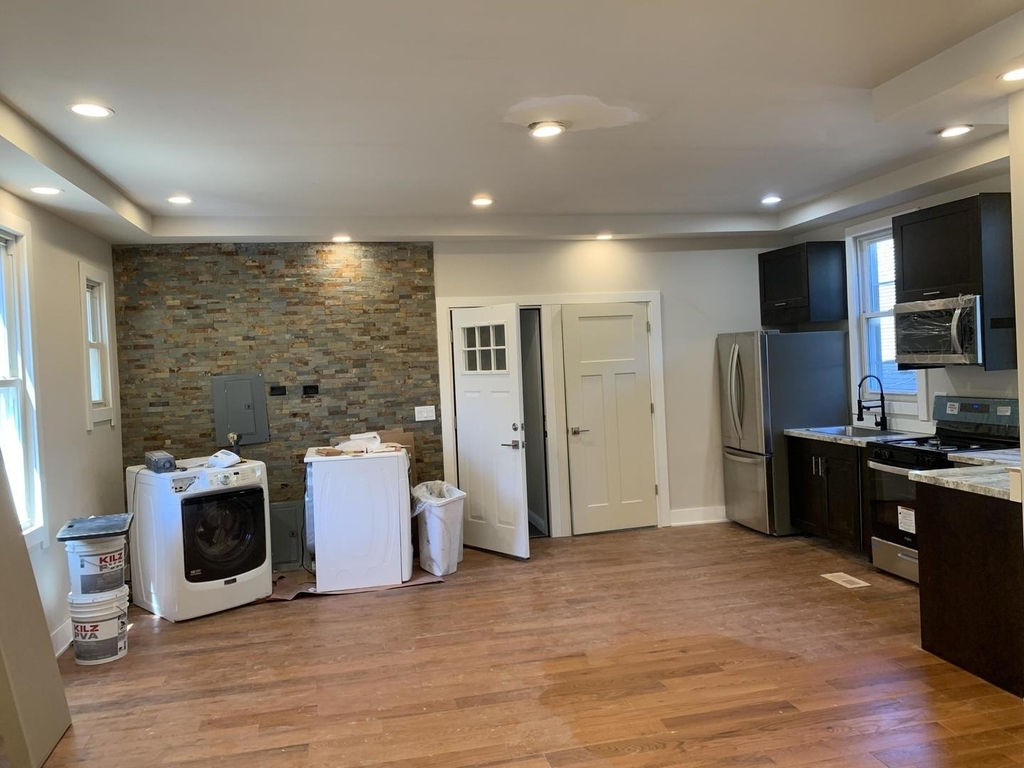 2418 N Washtenaw Avenue - Photo 2