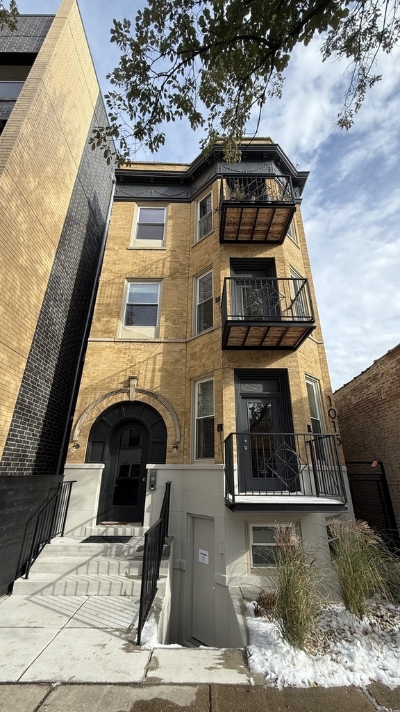 1015 N California Avenue - Photo 0