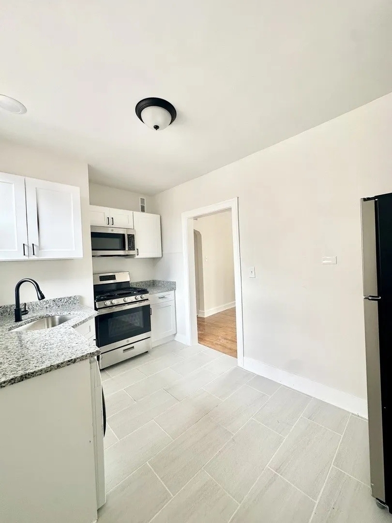 3701 W Division Street - Photo 3