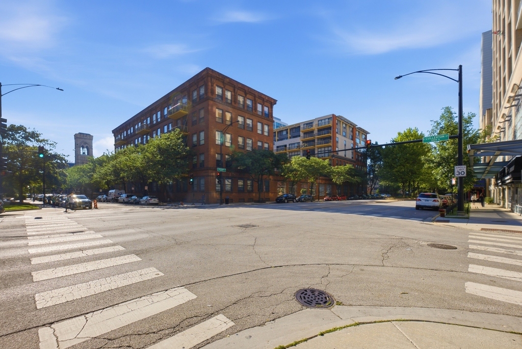 1910 S Indiana Avenue - Photo 0