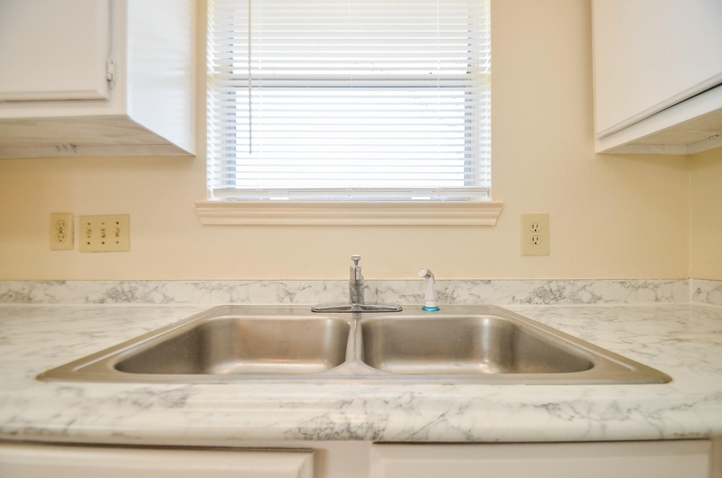 9414 Kingsvalley Street - Photo 12