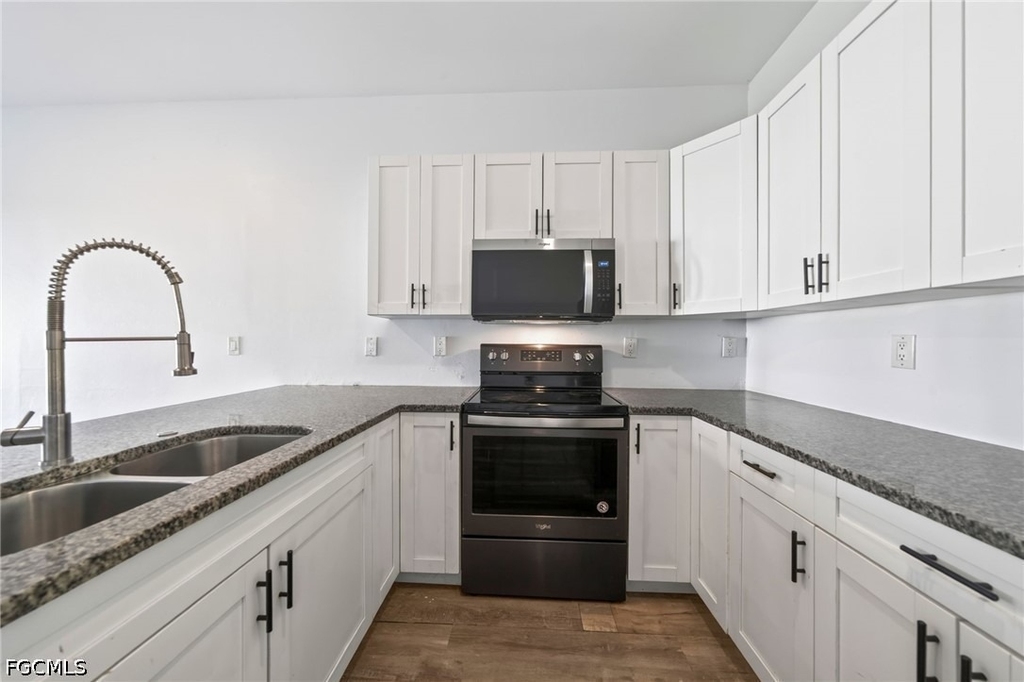 1530 Gilbert Ave S - Photo 5