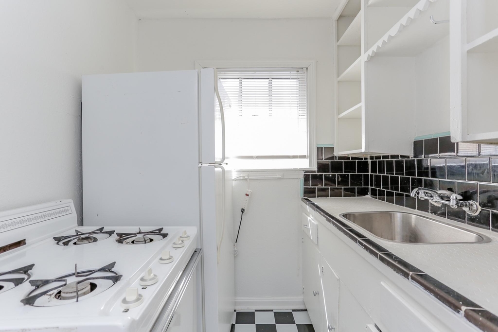 1828 W Main Street - Photo 3