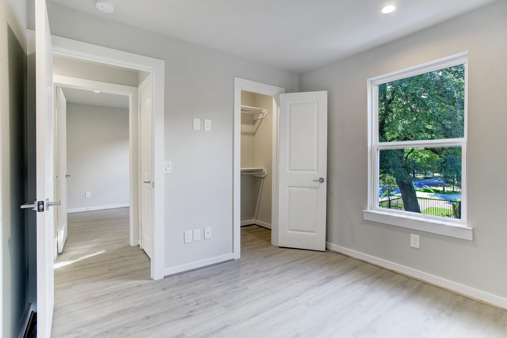 645 E 11th 1/2 Street - Photo 2