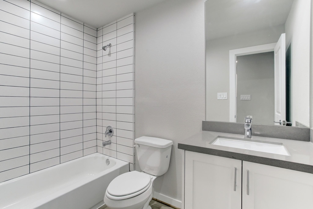 645 E 11th 1/2 Street - Photo 4