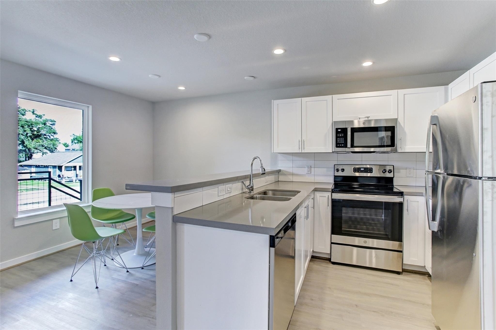 645 E 11th 1/2 Street - Photo 0