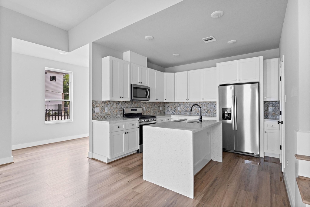 2183 Mansfield - Photo 4