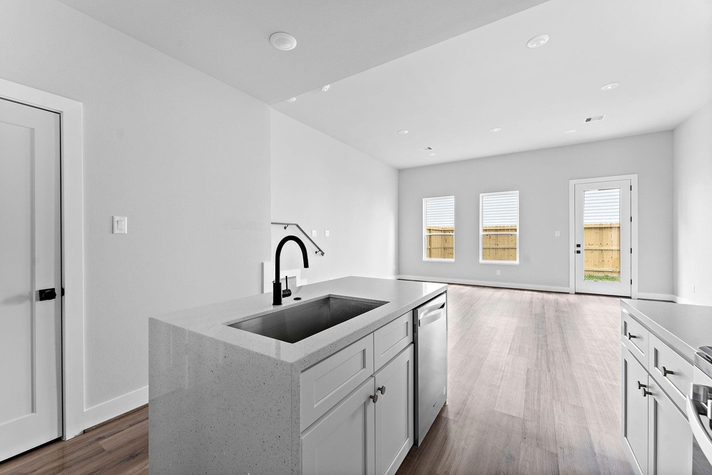 2183 Mansfield - Photo 5