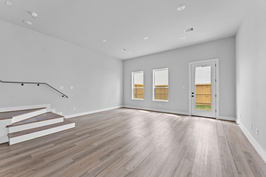 2183 Mansfield - Photo 1