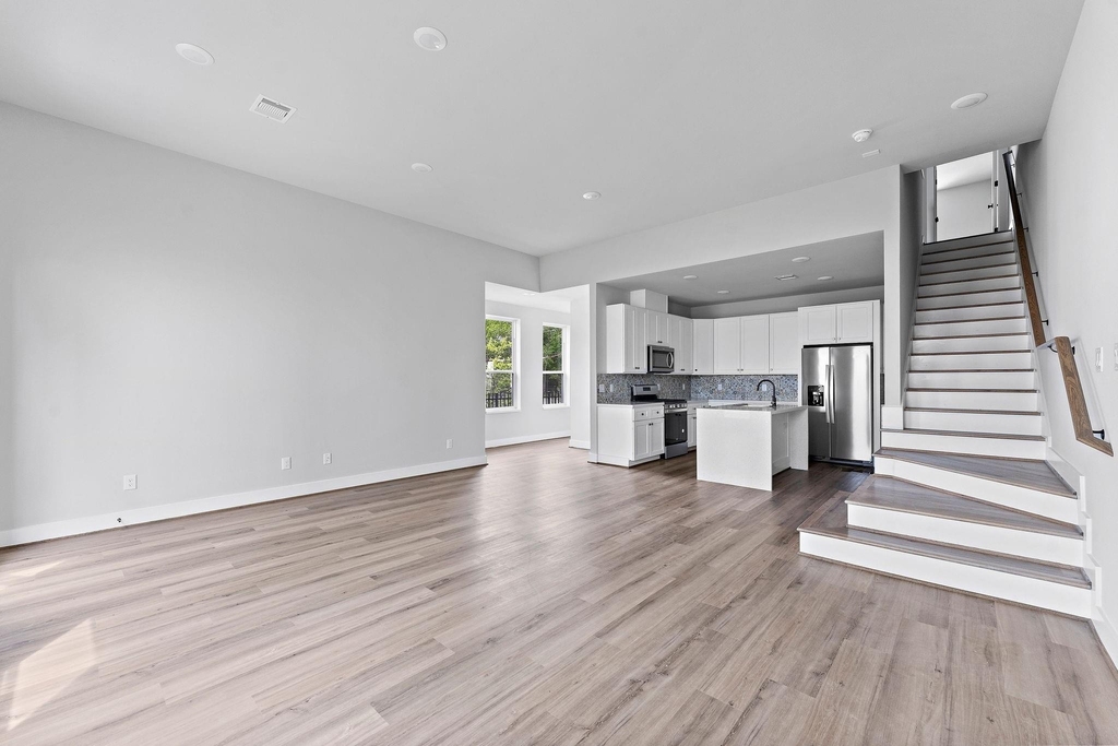 2183 Mansfield - Photo 2