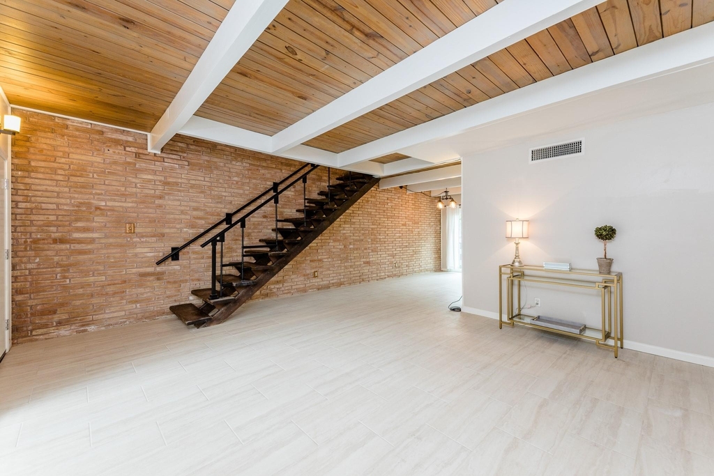 3809 N Braeswood Boulevard - Photo 1