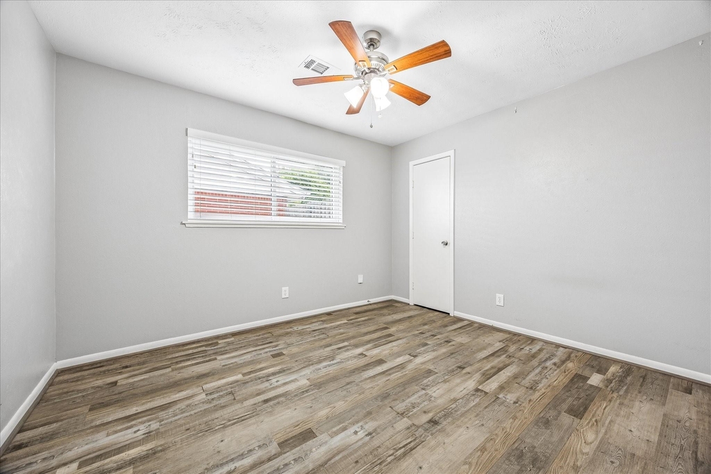5827 Southminster Drive - Photo 9