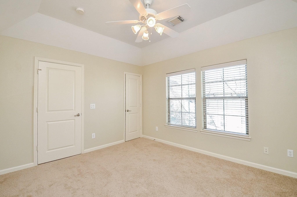 222 Knox Street - Photo 32