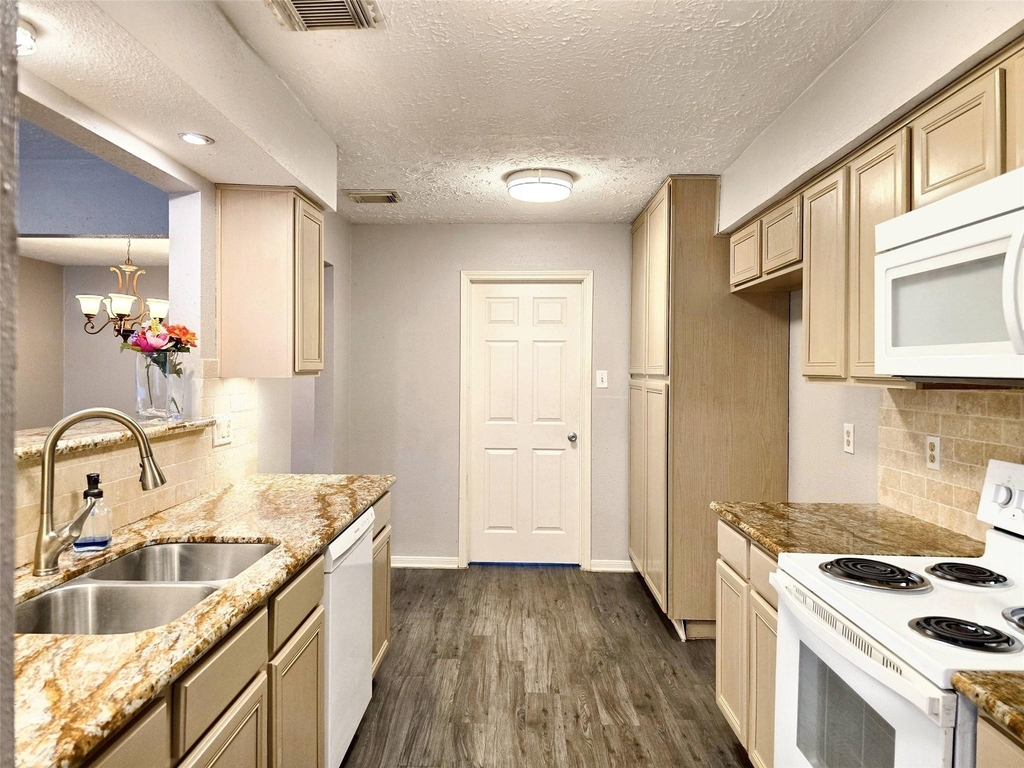 22619 Deville Drive - Photo 9