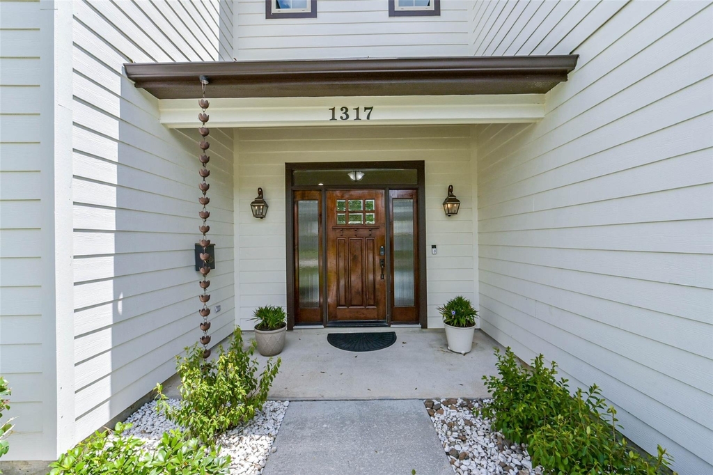 1317 Chantilly Lane - Photo 2