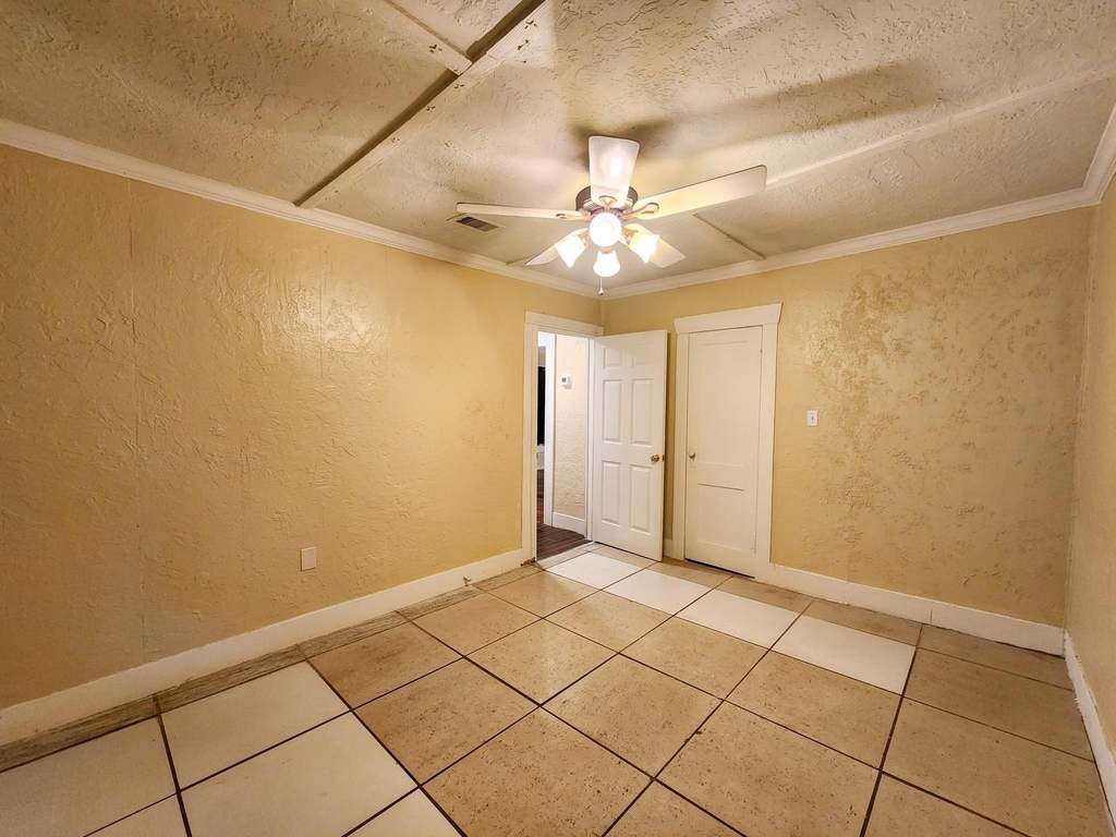 2222 Hogg Street - Photo 7