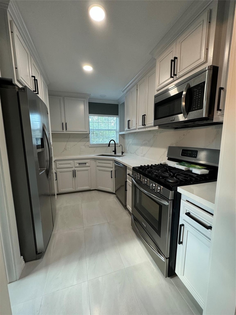1906 Banks Street - Photo 1