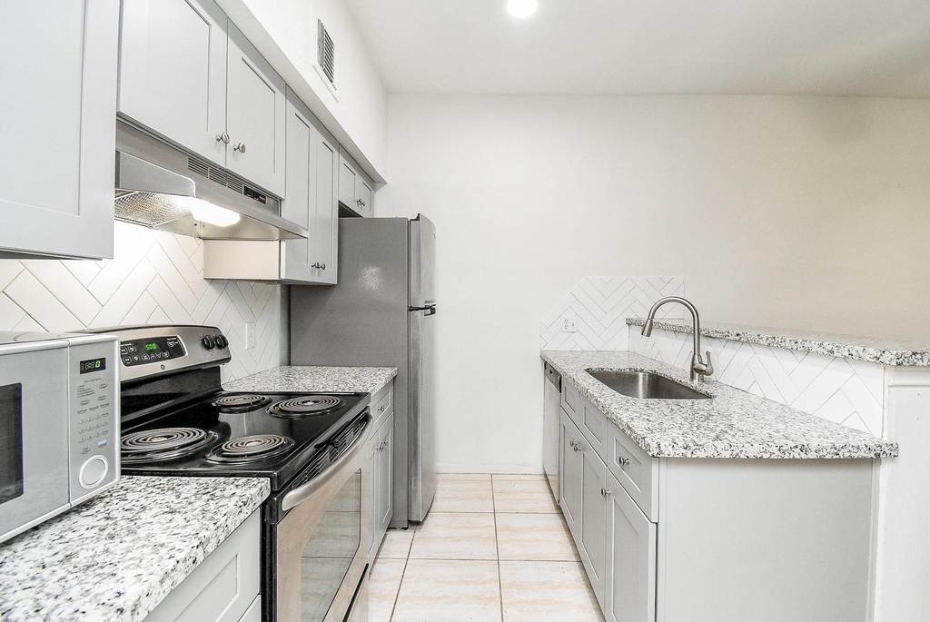 2626 Holly Hall Street - Photo 6