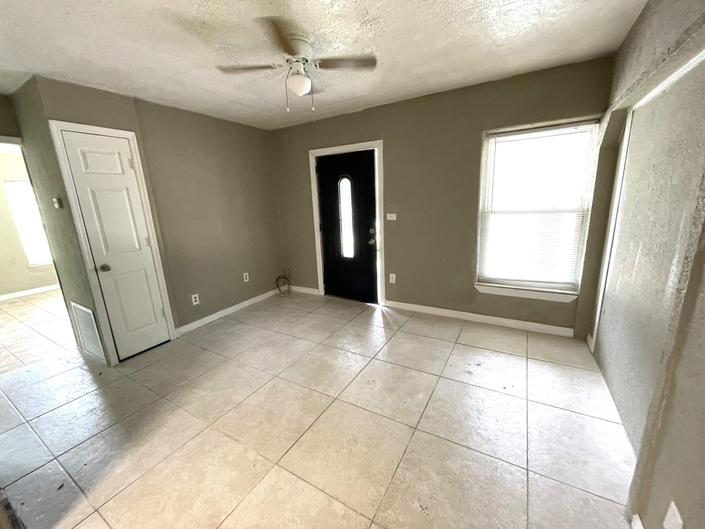 415 S Robbins Avenue - Photo 1