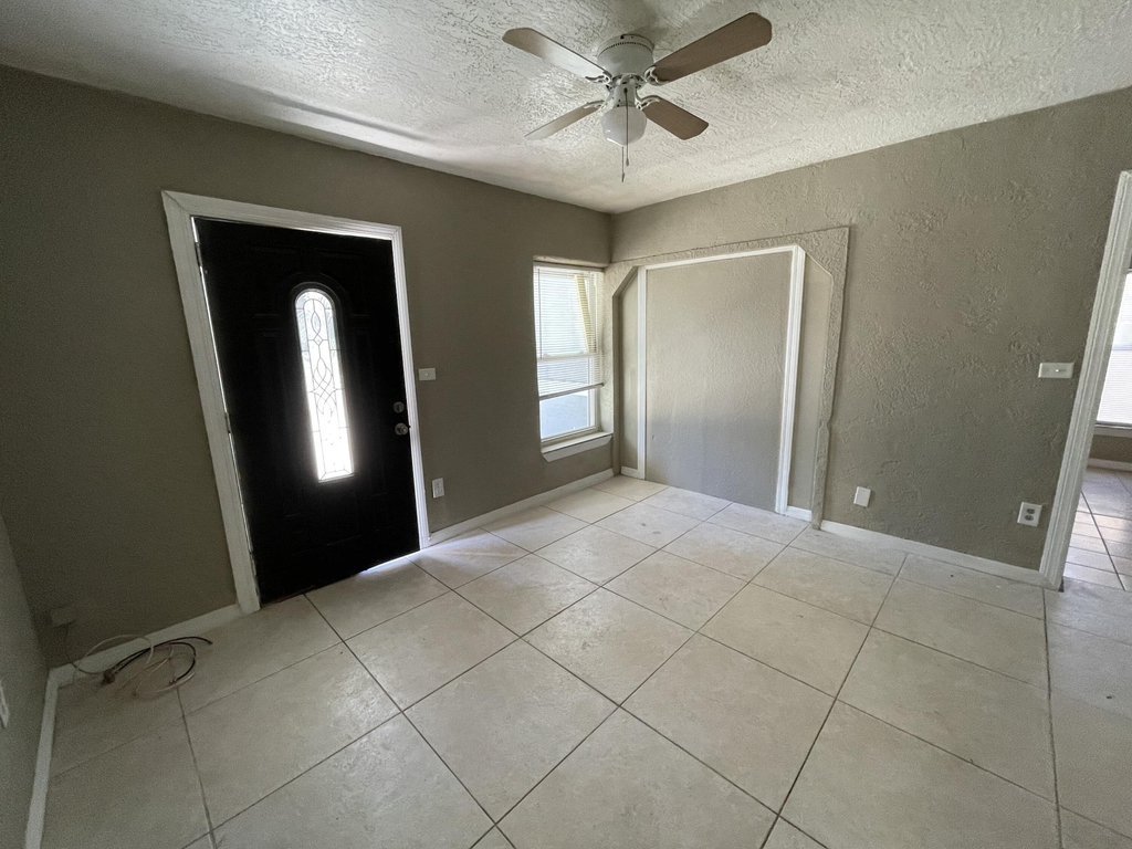 415 S Robbins Avenue - Photo 2