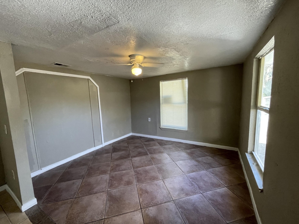 415 S Robbins Avenue - Photo 8