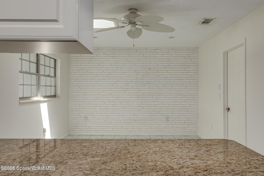 302 Emerald Place E - Photo 8