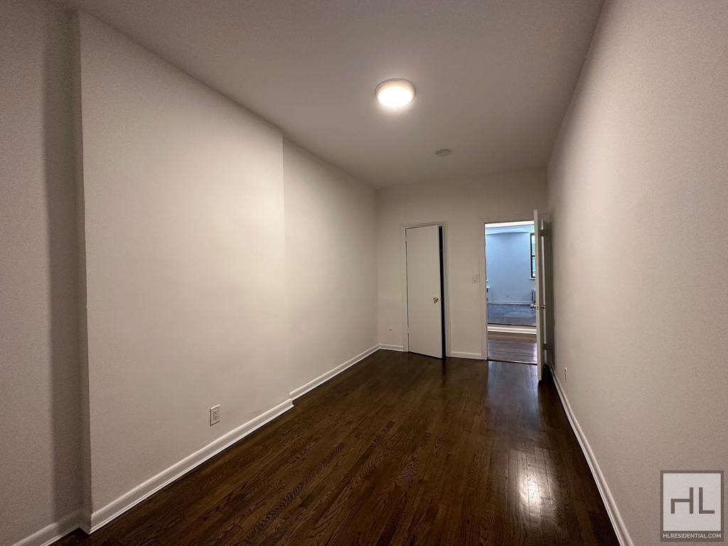 East 49 Street - Photo 1
