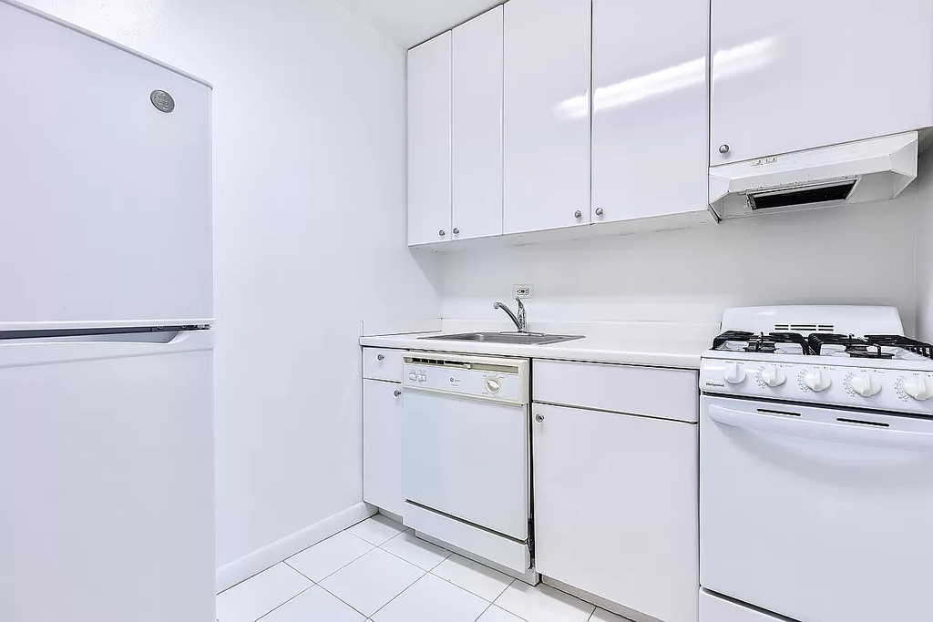 140 East 46th Street - Photo 1