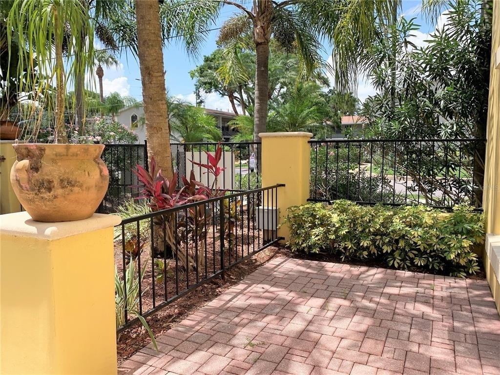 601 Casabella Circle - Photo 2