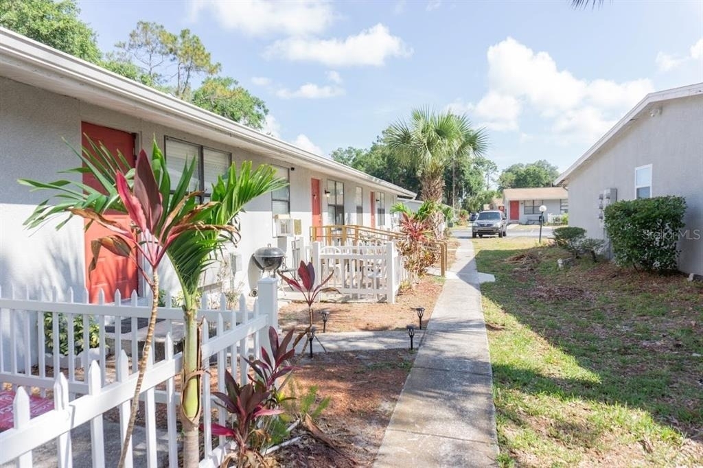 1400 Strawberry Place - Photo 0