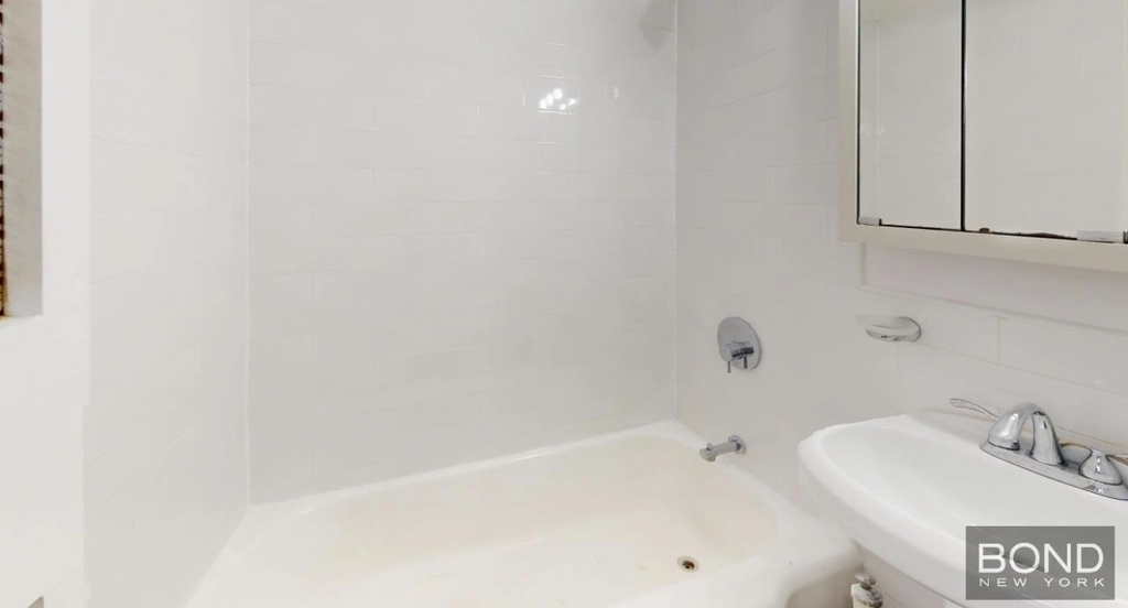 E 25th / E 26th - Photo 1