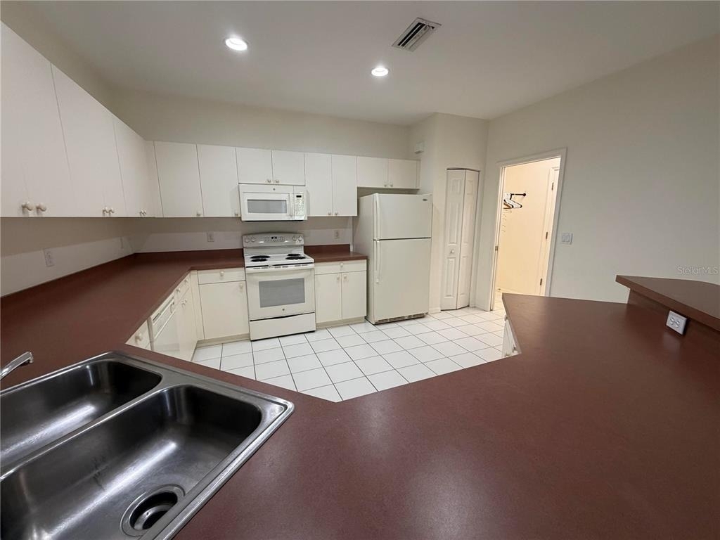 412 W 28th Street - Photo 4