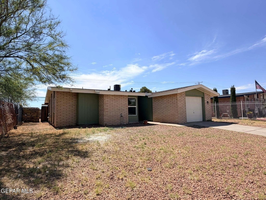 2121 Lake Omega Street - Photo 2