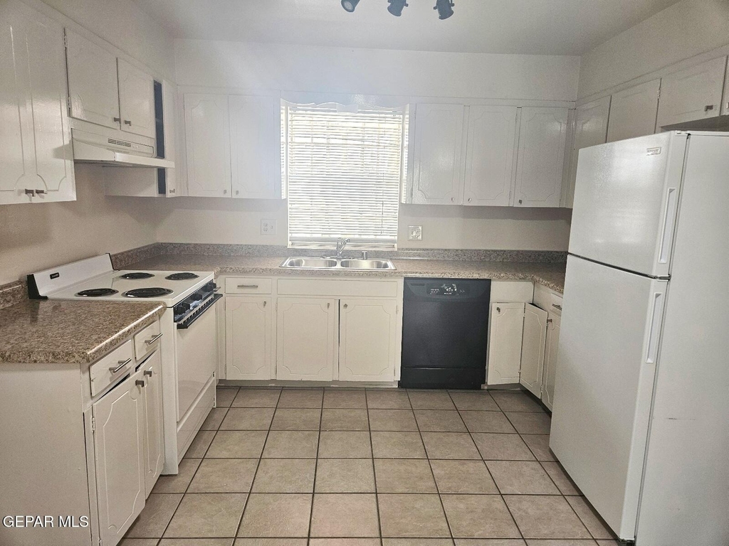 6832 Escondido Drive - Photo 4