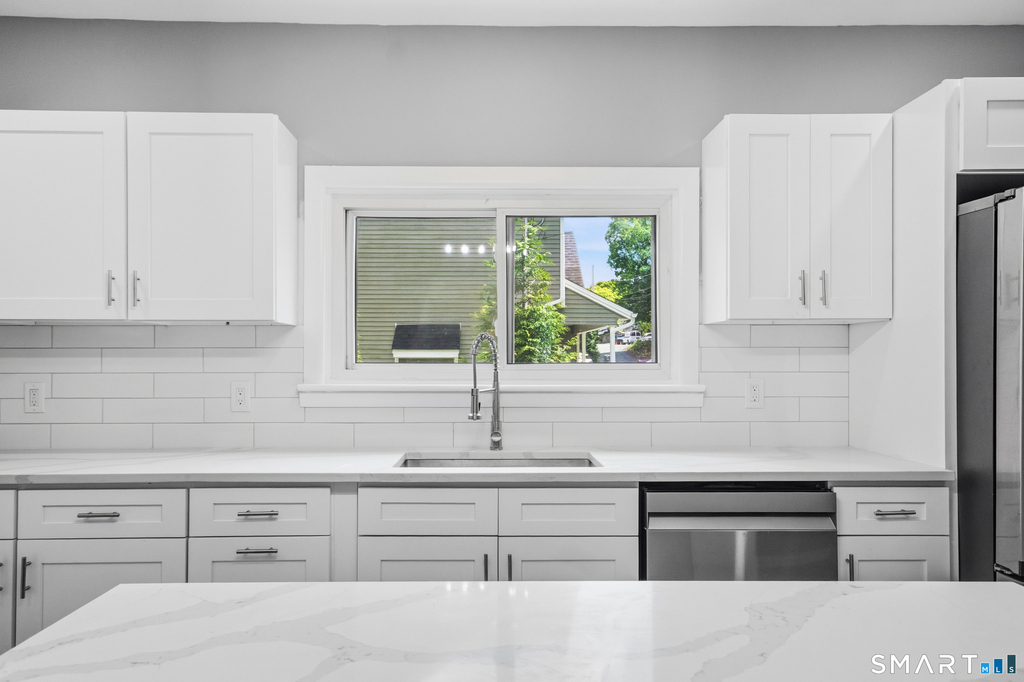 275 Riverview Avenue - Photo 6