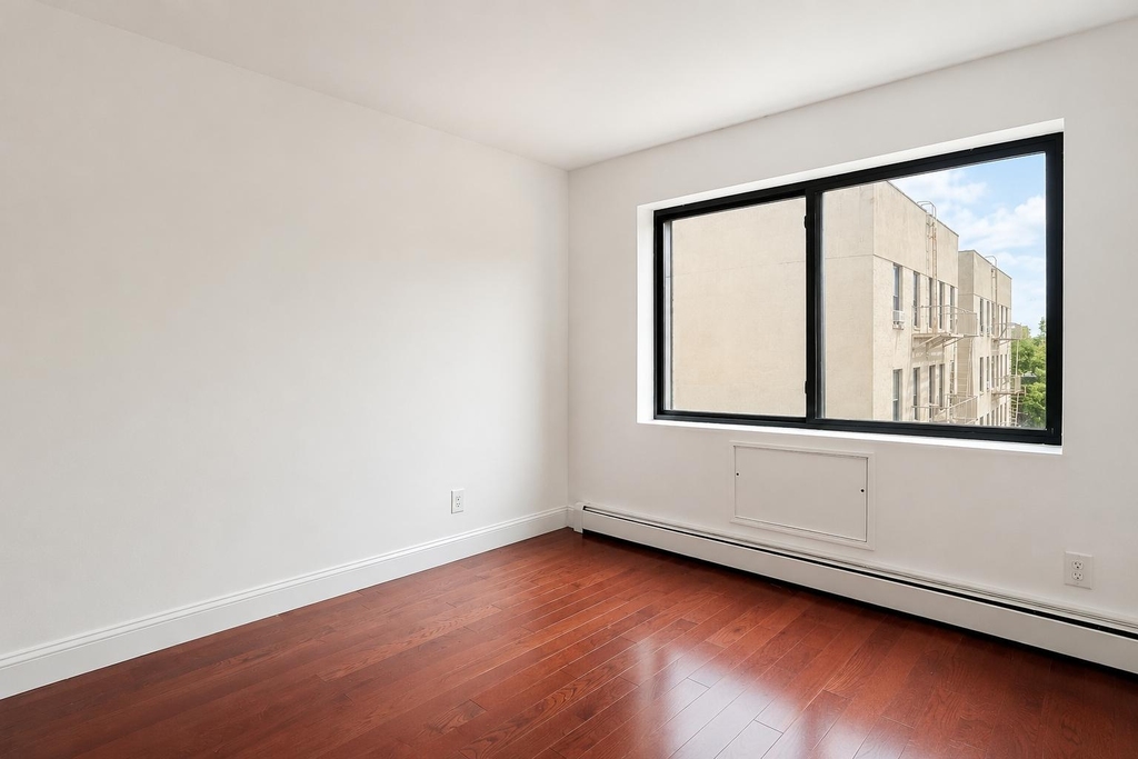 2120 Daly Ave - Photo 1