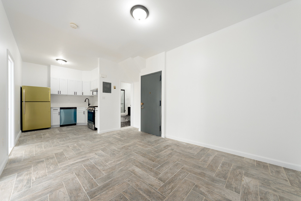 1538 Gates Avenue - Photo 2