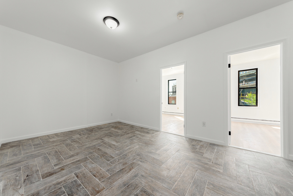 1538 Gates Avenue - Photo 4