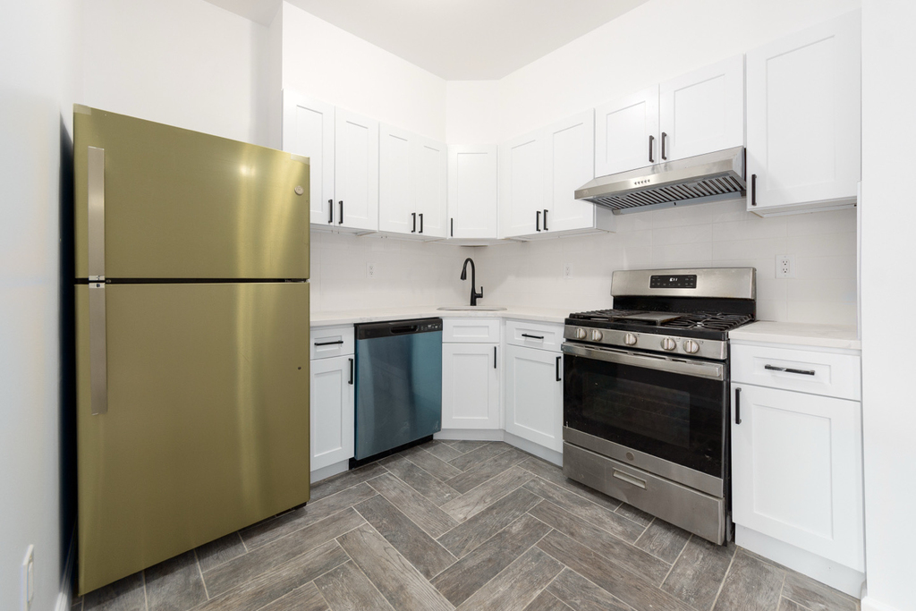 1538 Gates Avenue - Photo 3